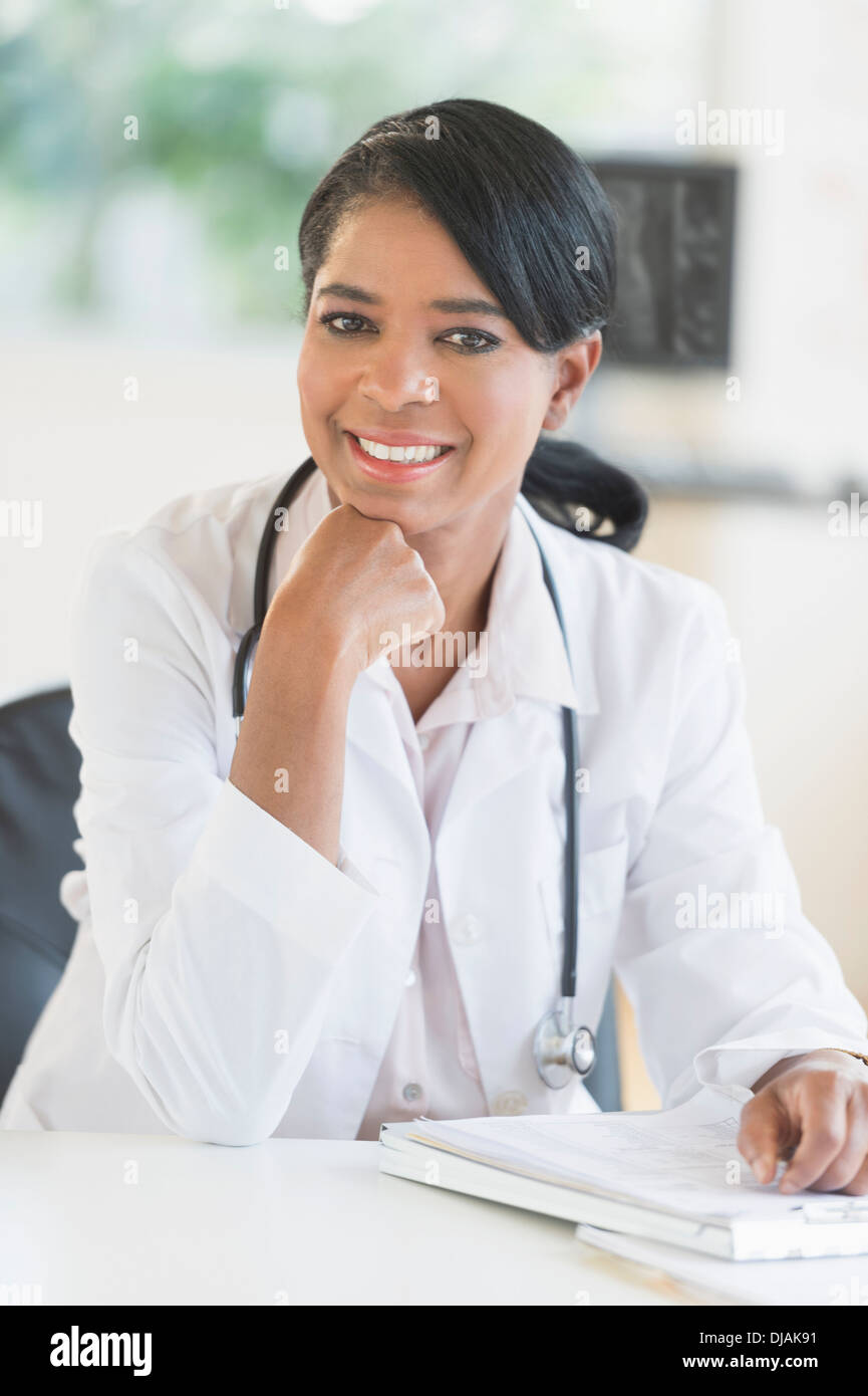 Black doctor in lab coat hi-res stock photography and images - Alamy