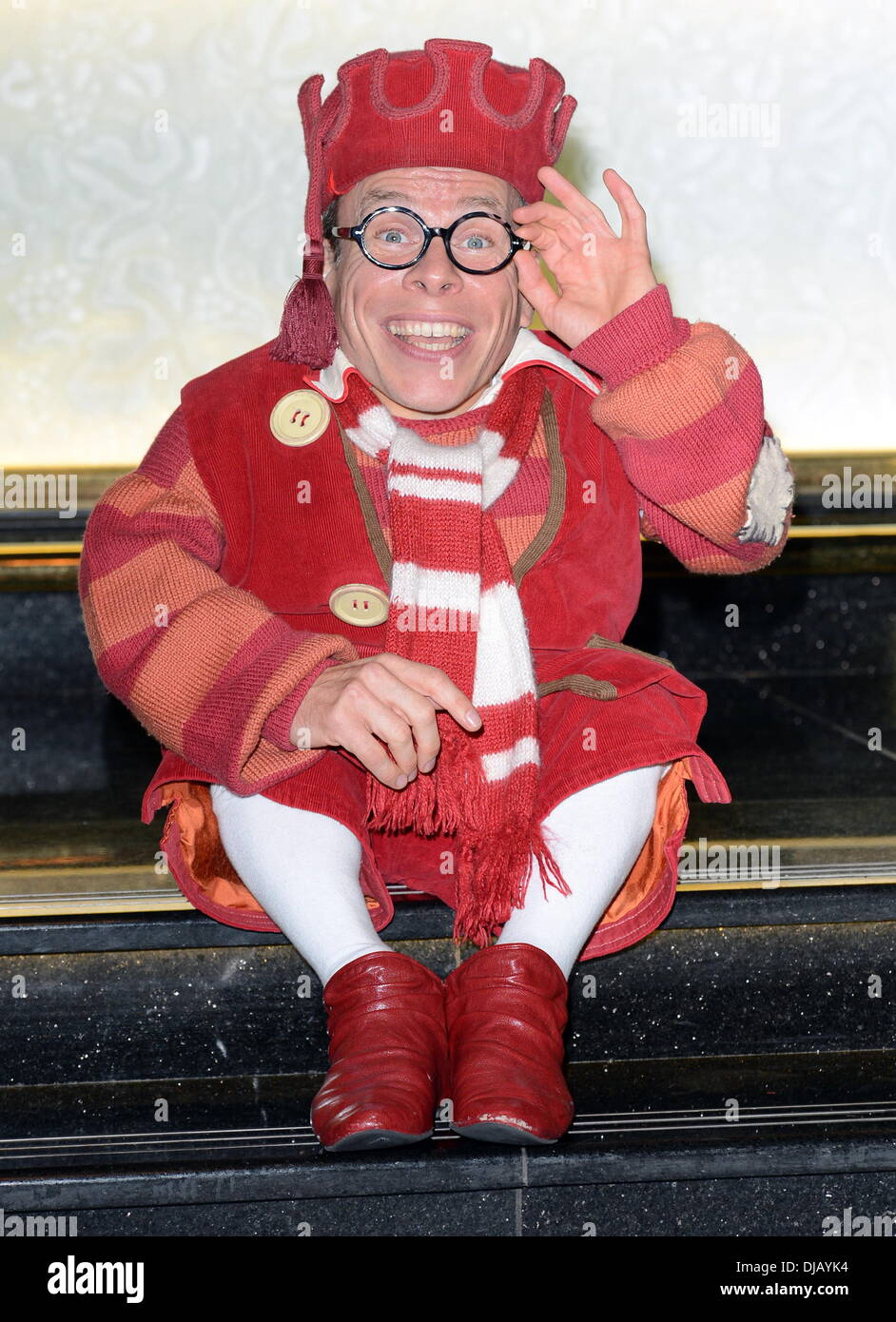 Snow white and the seven dwarfs warwick davis hi-res stock photography
