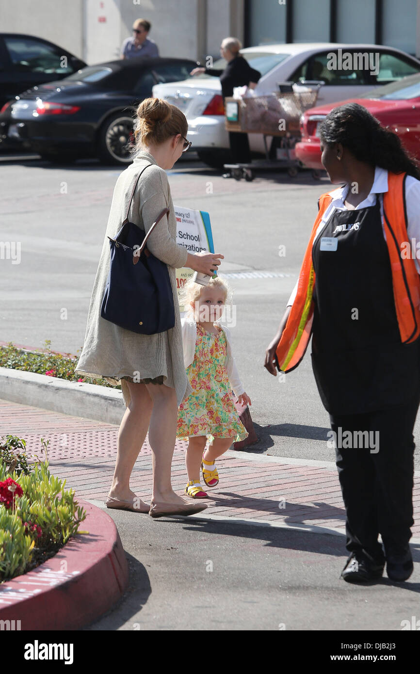 Amy Adams and her daughter Aviana Olea Le Gallo are seen while food shopping at Pavillions market Los Angeles, California - 29.09.12 Stock Photo