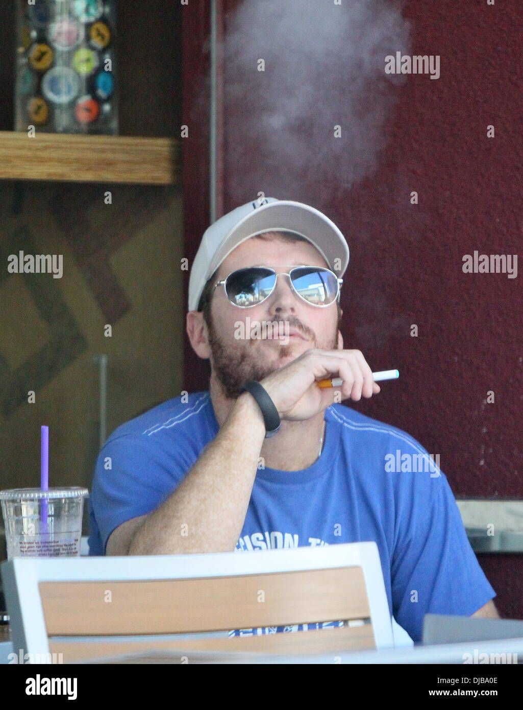 Kevin Connolly raucht einer Zigarette (oder Cannabis)
