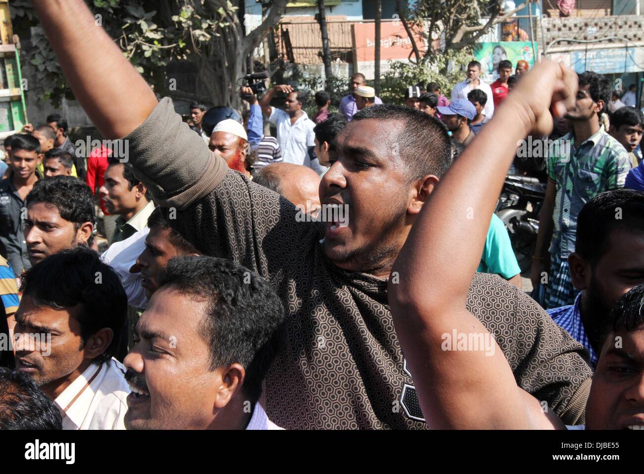 Dhaka, Bangladesh. 26th November 2013. Bangladeshi opposition party supporters shout slogans during a blockade organised by Bangladesh Nationalist Party (BNP) activists and its Islamist allies in Aminbazer, in the outskirts Dhaka on November 26, 2013. Bangladesh opposition supporters went on the rampage, blocking roads and ripping up railway tracks after rejecting plans for a January 5 election, plunging the nation into fresh political turmoil. Stock Photo