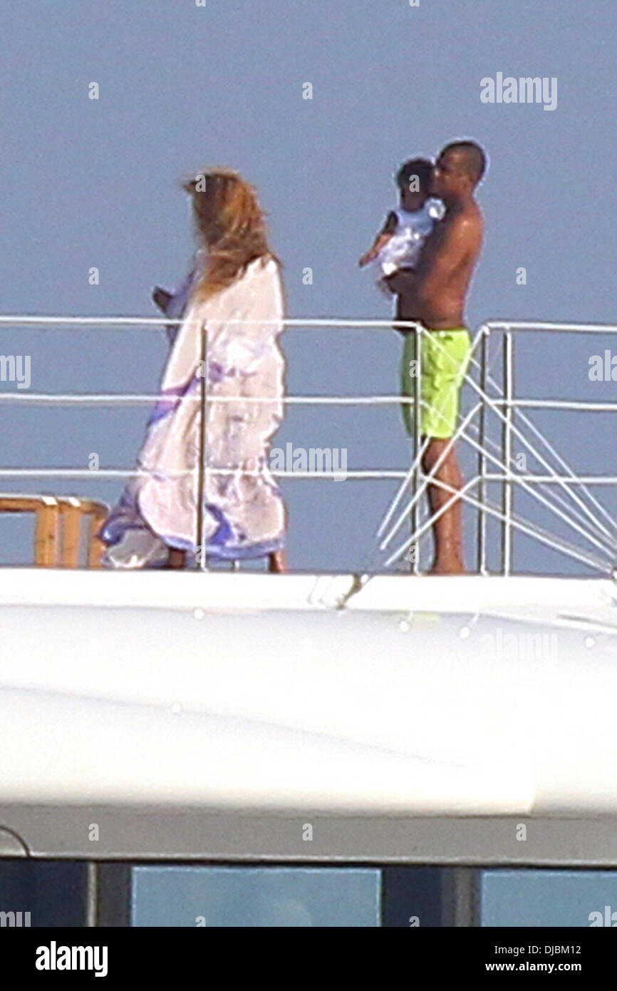 Beyonce Knowles and husband Jay-Z give kisses to their daughter Blue ...