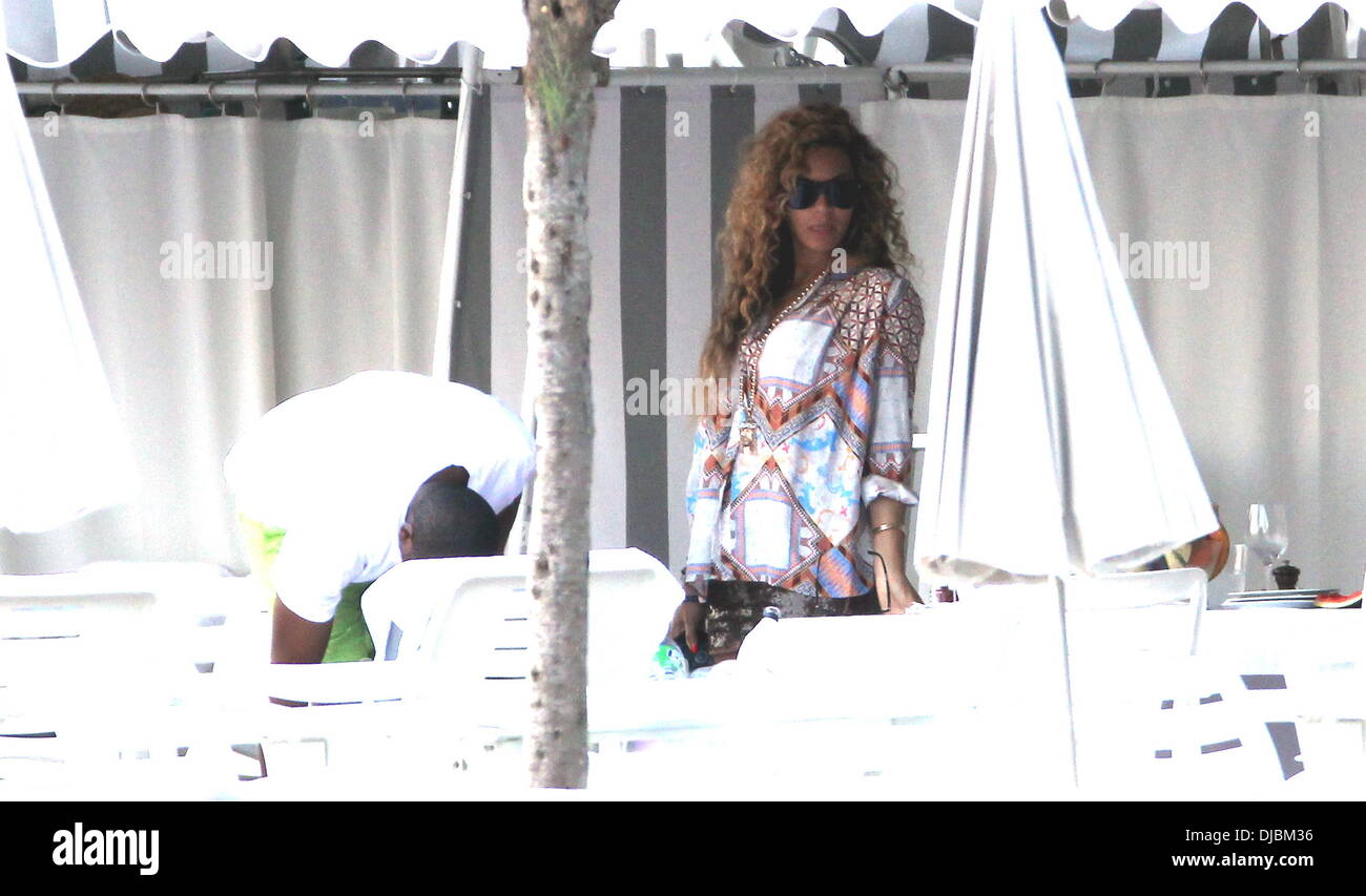 Beyonce Knowles and husband Jay-Z share a kiss during their holiday in ...