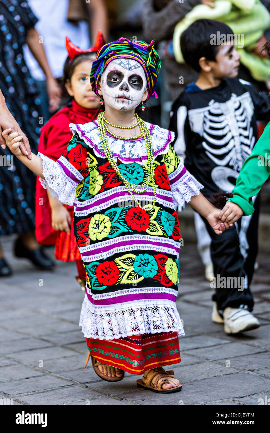 Children in day of the dead costumes hi-res stock photography and images -  Alamy