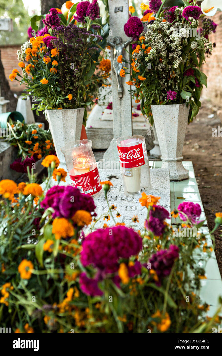 Flowers grave gravesite cemetery hi-res stock photography and images