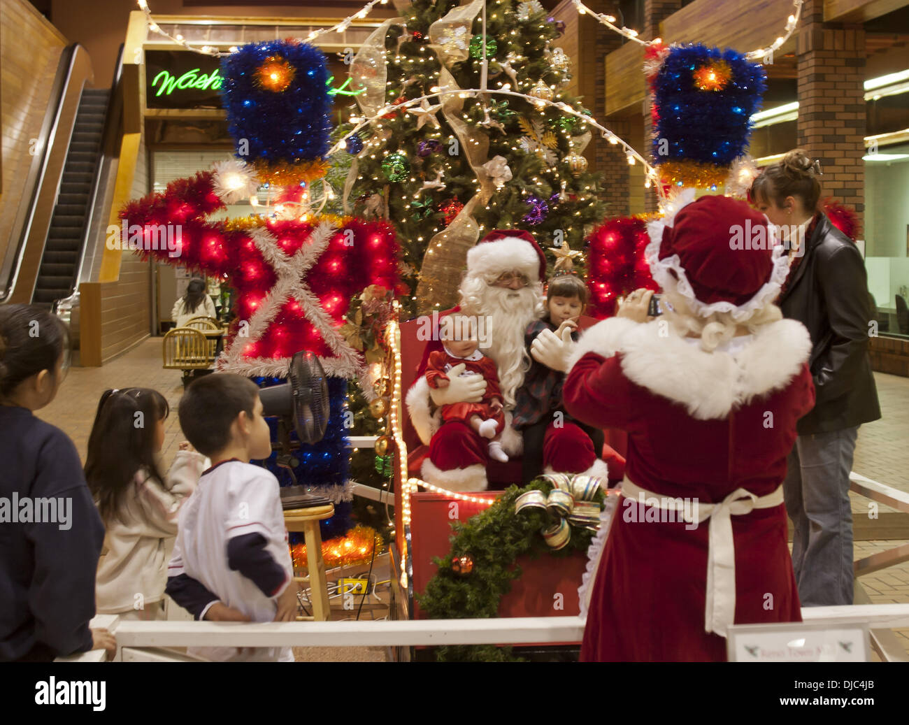 Reno, Nevada, USA. 26th November 2013.  Father Christmas offers seasonal cheer to kids and adults alike in Reno City Shopping Mall Stock Photo