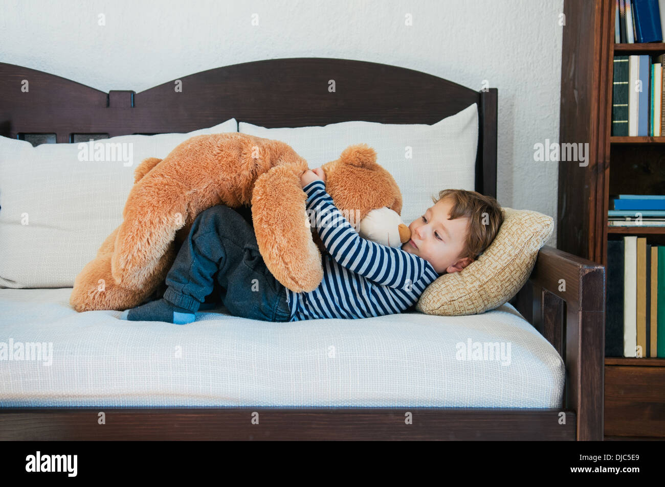 Little boy and his teddy bear Stock Photo - Alamy