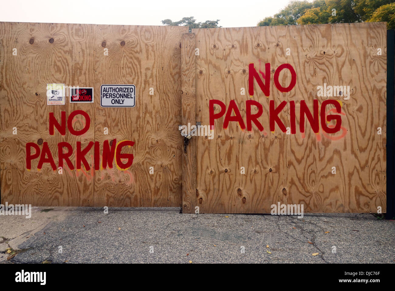 no parking sign on wood gate Stock Photo - Alamy