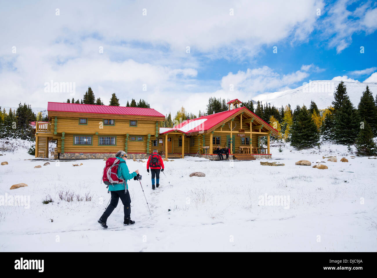 Hikers return to Mount Assiniboine Lodge, Mount Assiniboine Provincial Park, British Columbia, Canada Stock Photo