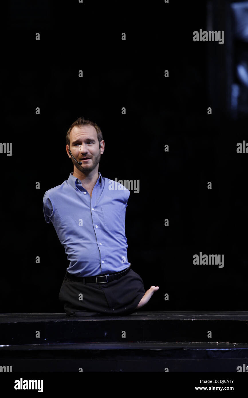 (131127) -- SANTO DOMINGO, Nov. 27, 2013 (Xinhua) -- Image provided by Dominican Republic's Presidency shows the international speaker Nick Vujicic giving a speech during his talk show of personal motivation called 'Everything is Possible'at National Palace in Santo Domingo City, capital of Dominican Republic, Nov. 26, 2013. Vuijicic, born with tetra-amelia syndrome, is known as a speaker who gives motivational speech worldwide.(Xinhua/Dominican Republic's Presidency)(zhf) Stock Photo