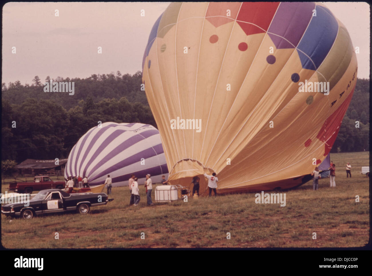 HOT AIR BALLOONS BEING INFLATED WITH PROPANE BURNERS OUTSIDE OF HELEN, GEORGIA, NEAR ROBERTSTOWN FOR THE SECOND . 719 Stock Photo