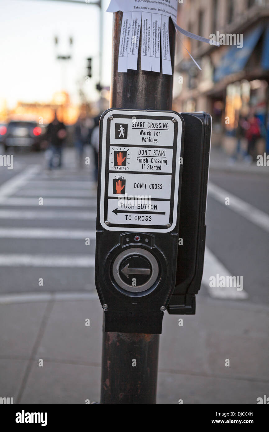 Street crossing sign hi-res stock photography and images - Alamy