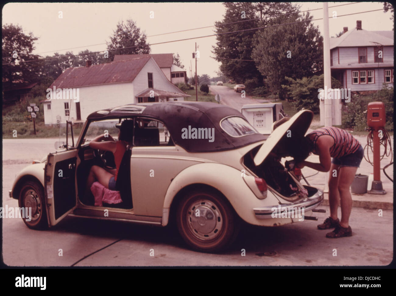 VOLKSWAGEN BEING SERVICED IN FRONT OF THE H.C. JOHNSON GROCERY AND SERVICE STATION AT ROBERTSTOWN, GEORGIA, ONE MILE . 766 Stock Photo