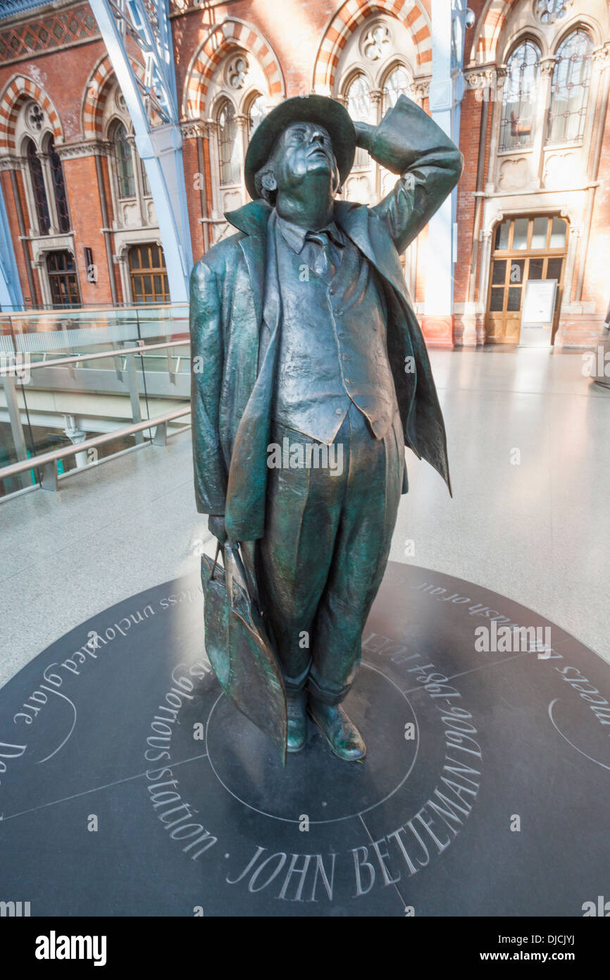 England, London, Kings Cross, St Pancras Station, Statue of Sir John Betjeman by Martin Jennings Stock Photo