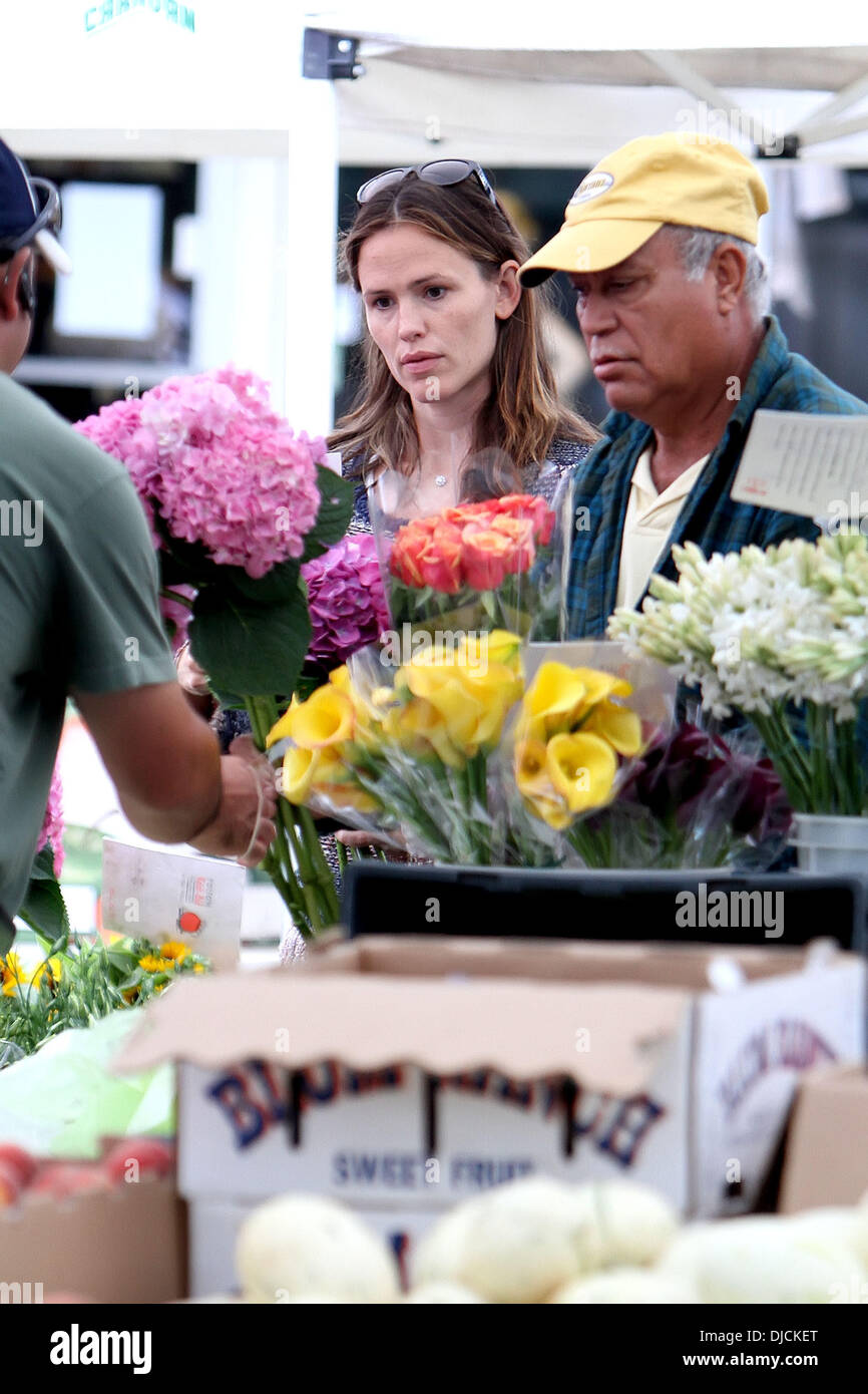 Jennifer Garner shopping at a farmer's market in Pacific Palisades Los