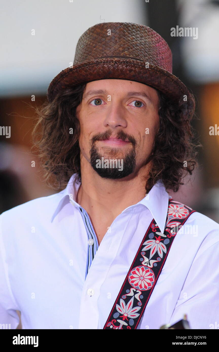 Jason Mraz performing live at the Toyota Concert Series on 'Today' New ...