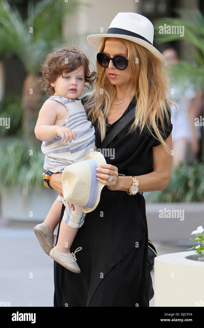 EXCLUSIVE!! Style guru Rachel Zoe looks every bit the proud mom as she  pushes her son Skyler while shopping at the Louis Vuitton store in Beverly  Hills, CA. 20th December 2011 Stock