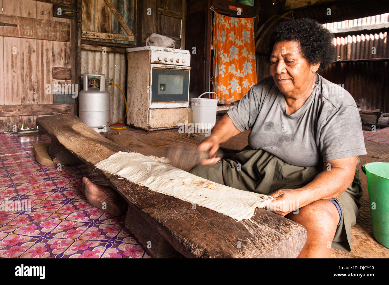 Utelaite Leba making bark cloth by beating the inner white bark of the paper mulberry bush in Namuka-I-Lau, Fiji Stock Photo