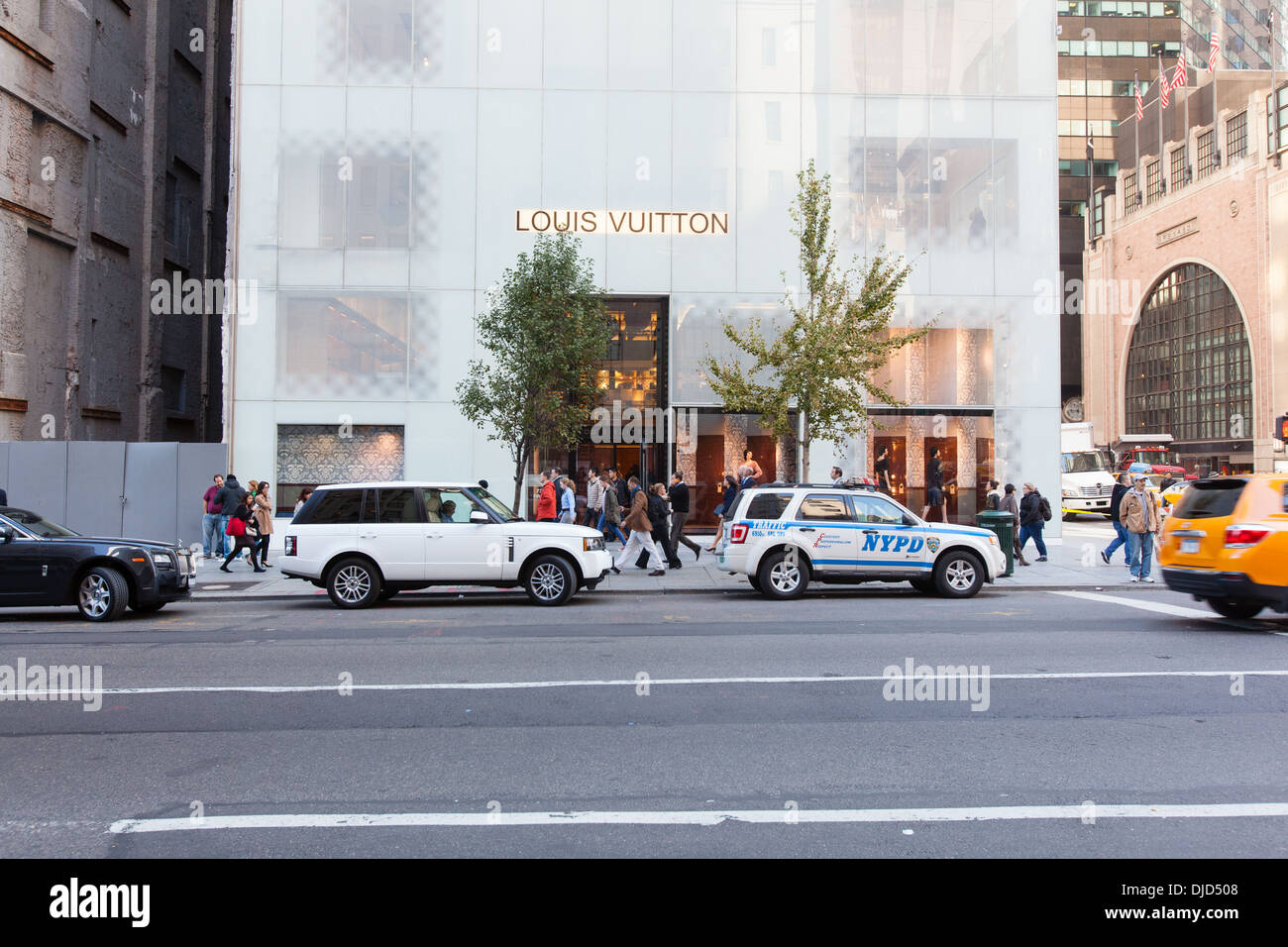 Louis Vuitton holiday window at Fifth Avenue and 57th Street, NYC, USA 2022  Stock Photo - Alamy
