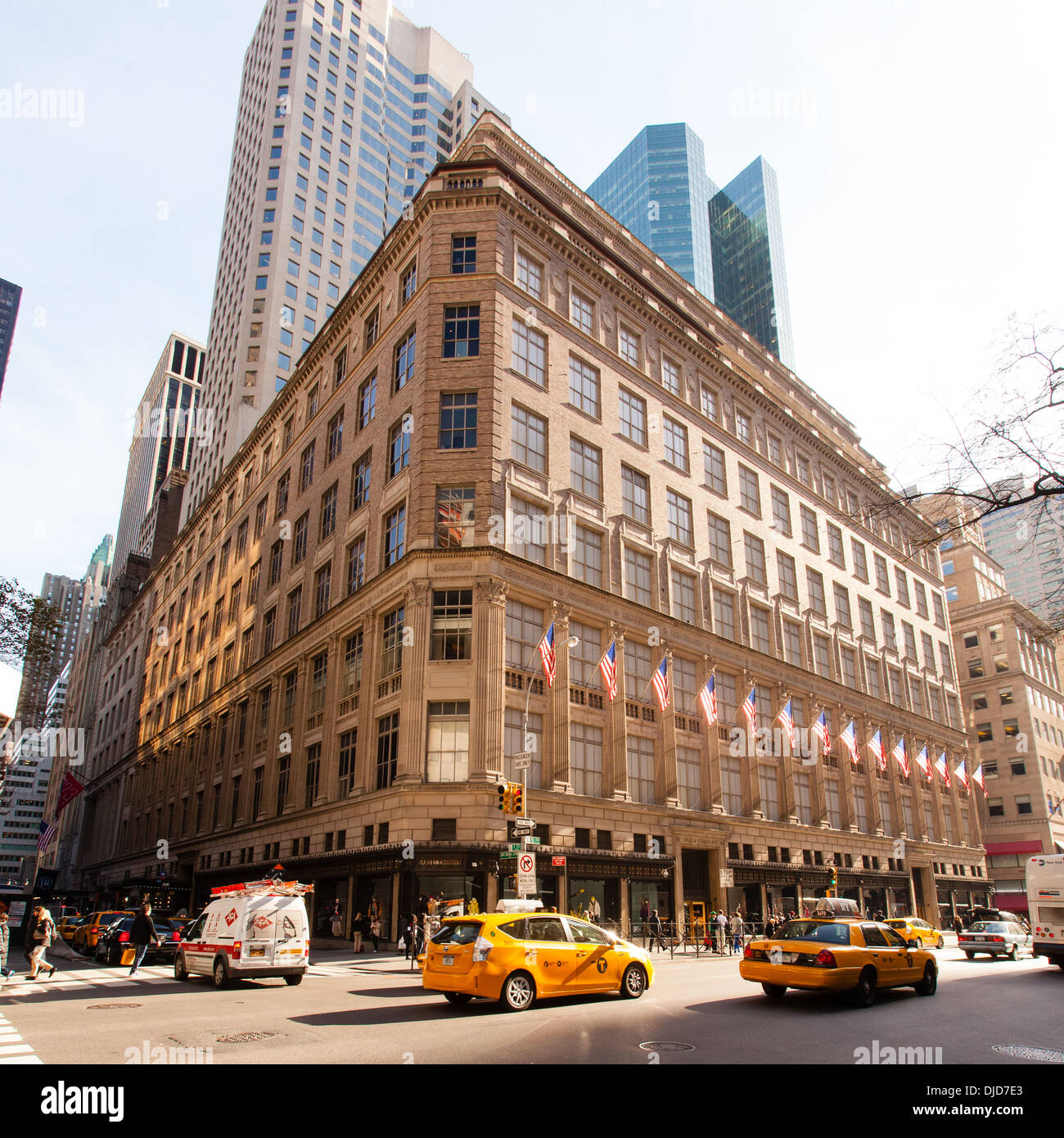Lincoln Property Buys Saks Fifth Avenue Building In Union Square