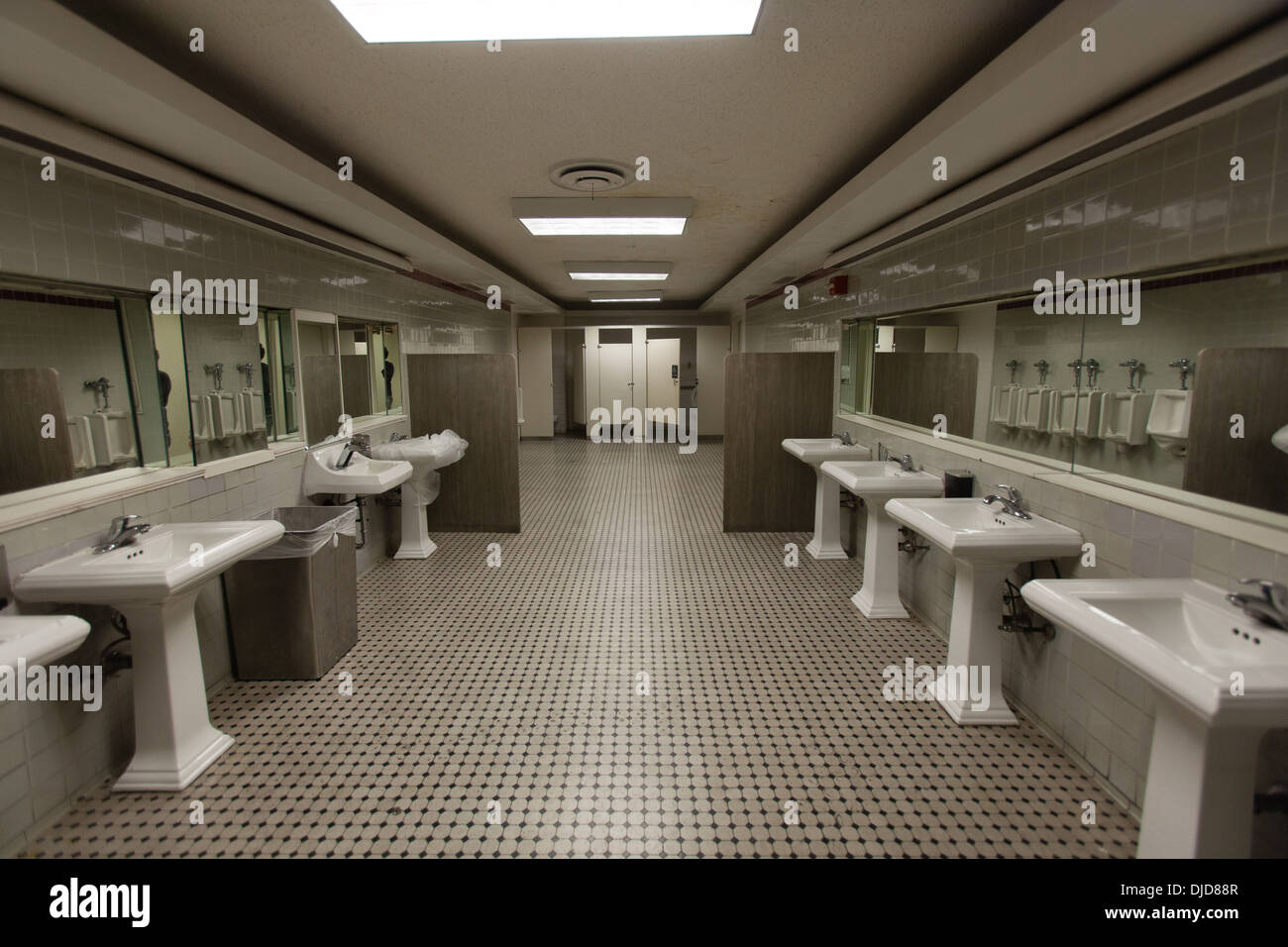 Urinals gents mens toilet hires stock photography and images Alamy