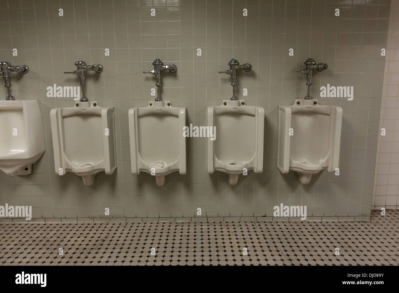Public toilets new york city hi-res stock photography and images - Alamy, image size:1300x956