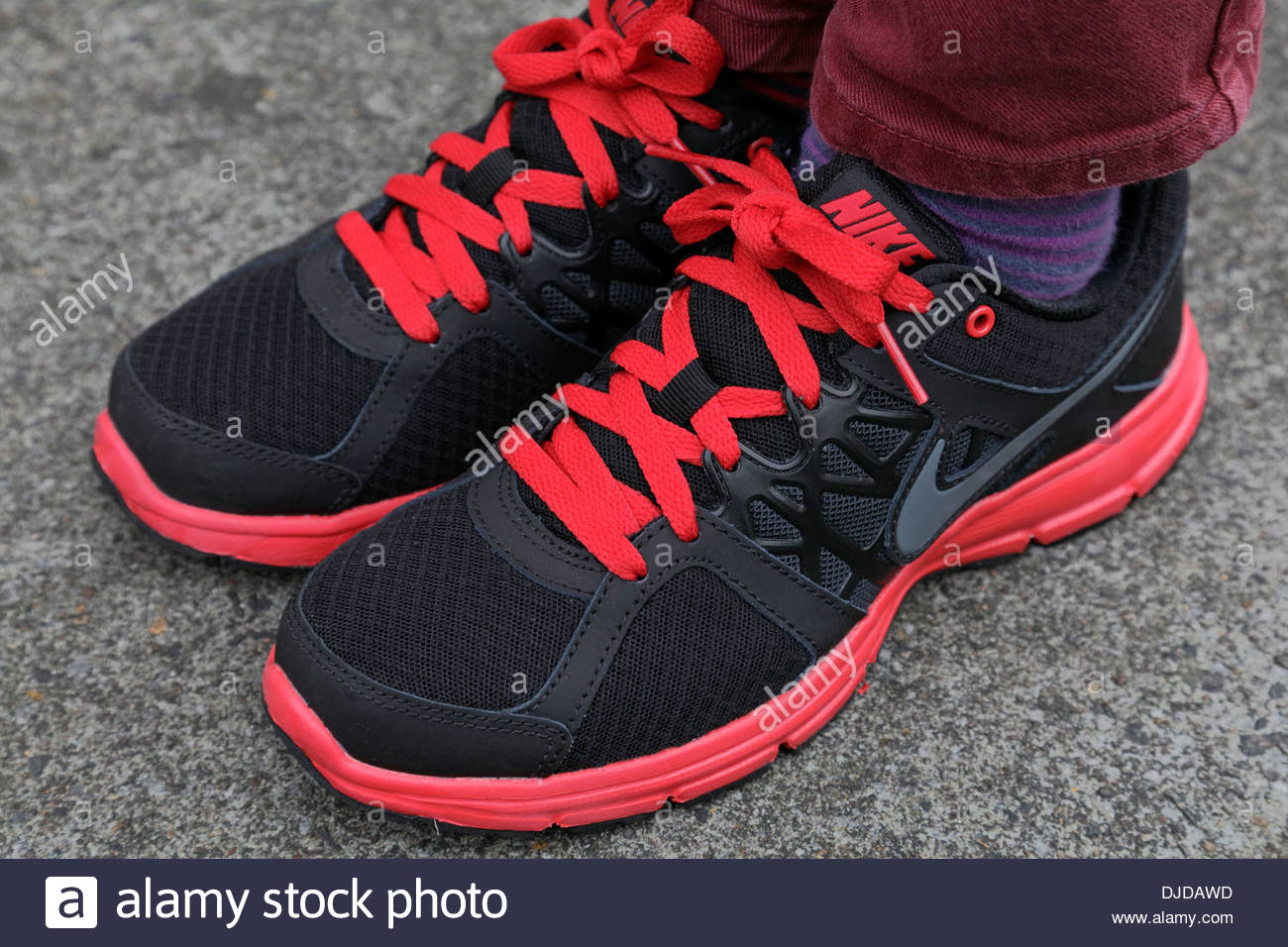 boys red nike trainers