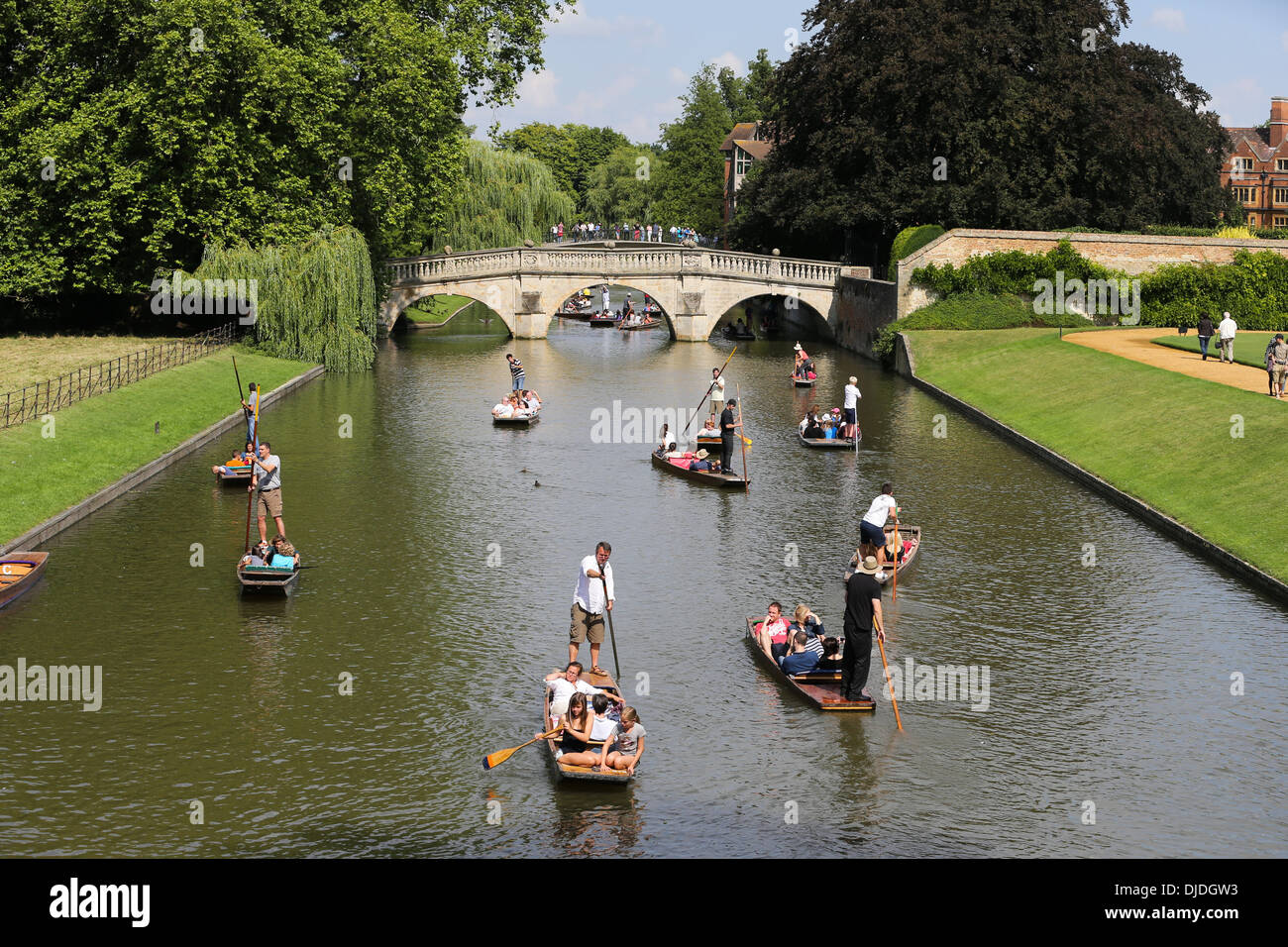 PUNTING ON THE RIVER CAM IN CAMBRIDGE Stock Photo - Alamy