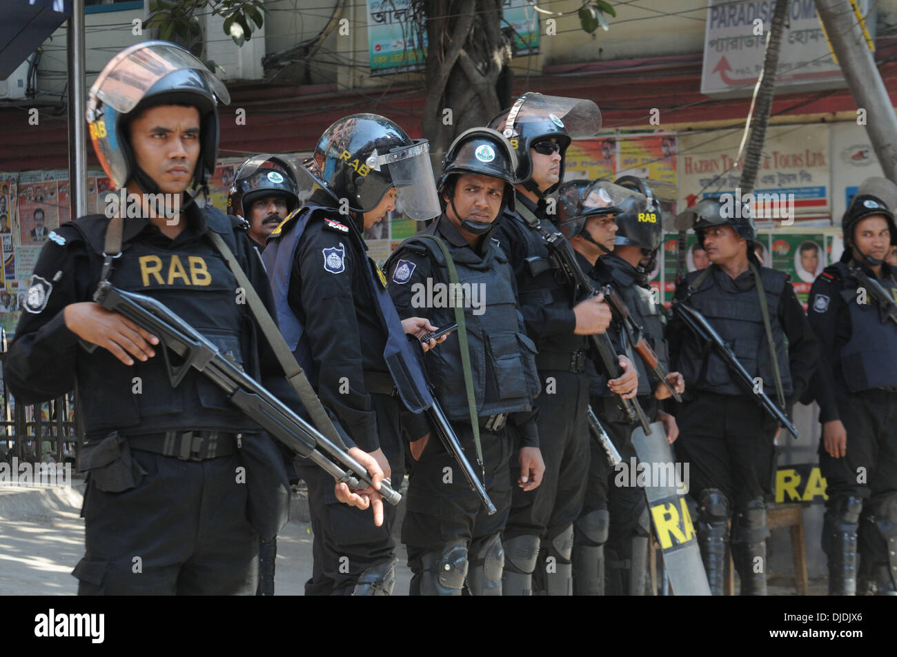 Dhaka, Bangladesh. 27th Nov, 2013. Rapid Action Battalion (RAB) elite ...