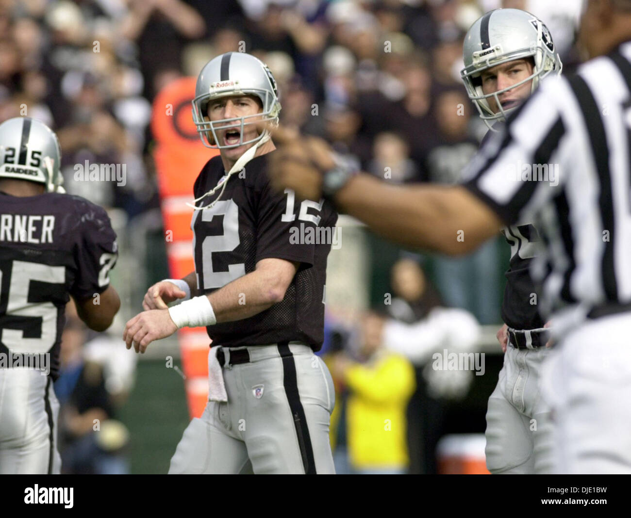 Oakland raiders quarterback rich raiders hi-res stock photography and ...