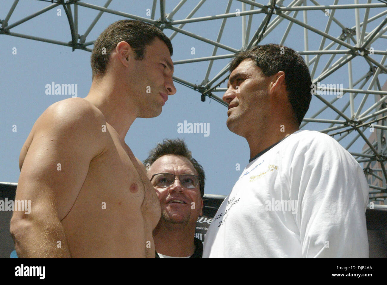 Apr 22, 2004; Los Angeles, CA, USA; WBC No. 1 ranked VITALI KLITSHKO (L