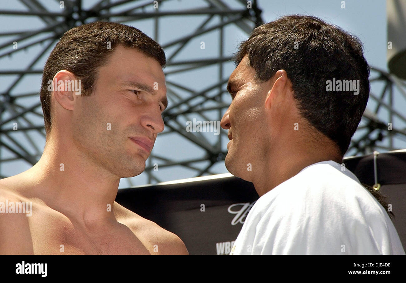 April 22, 2004; Los Angeles, CA, USA; VITALI KLITSCHKO (L) and CORRIE