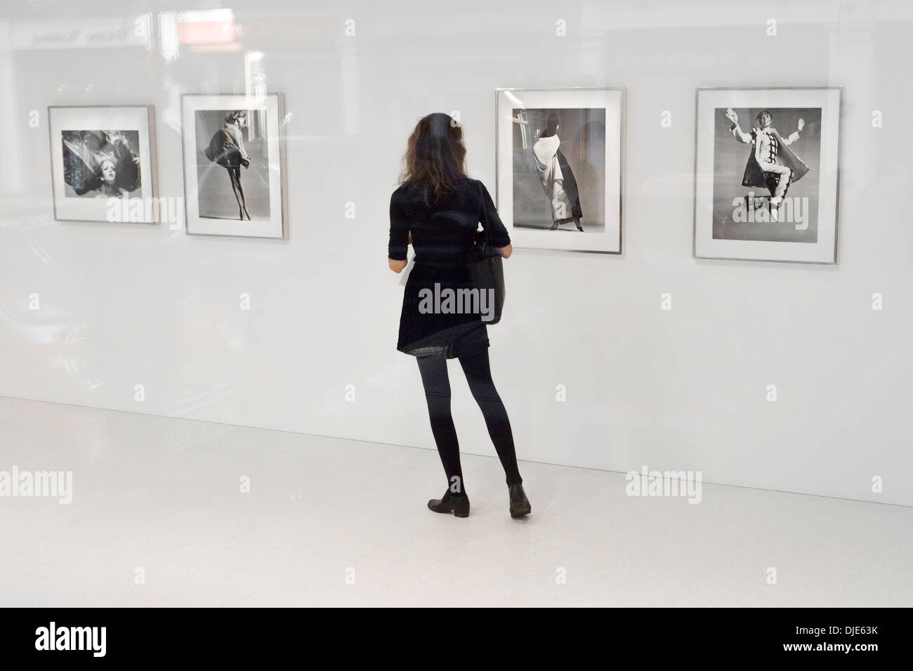 Black and white gallery exhibit hi-res stock photography and images - Alamy