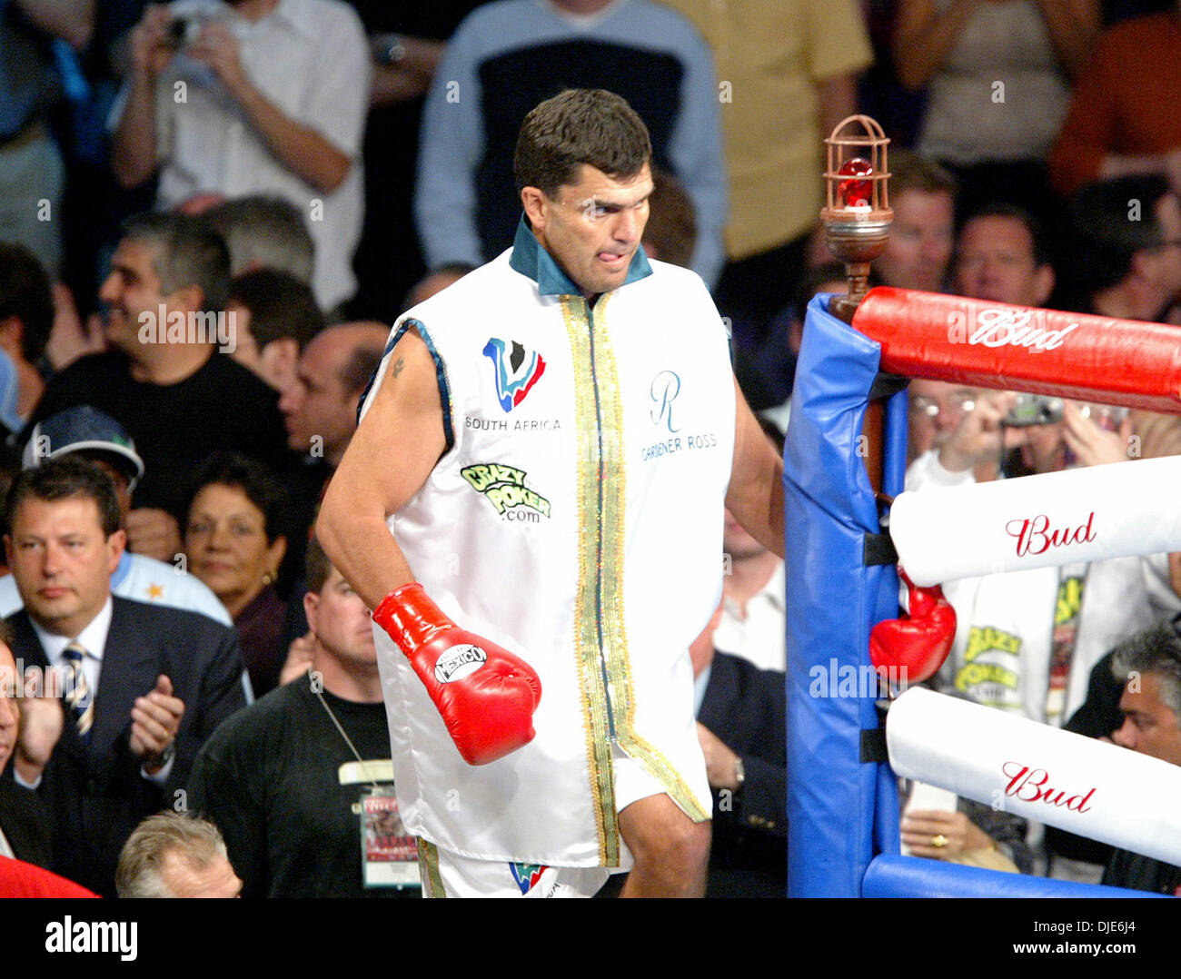Apr 24, 2004; Los Angeles, CA, USA; Boxer CORRIE SANDERS prepares to