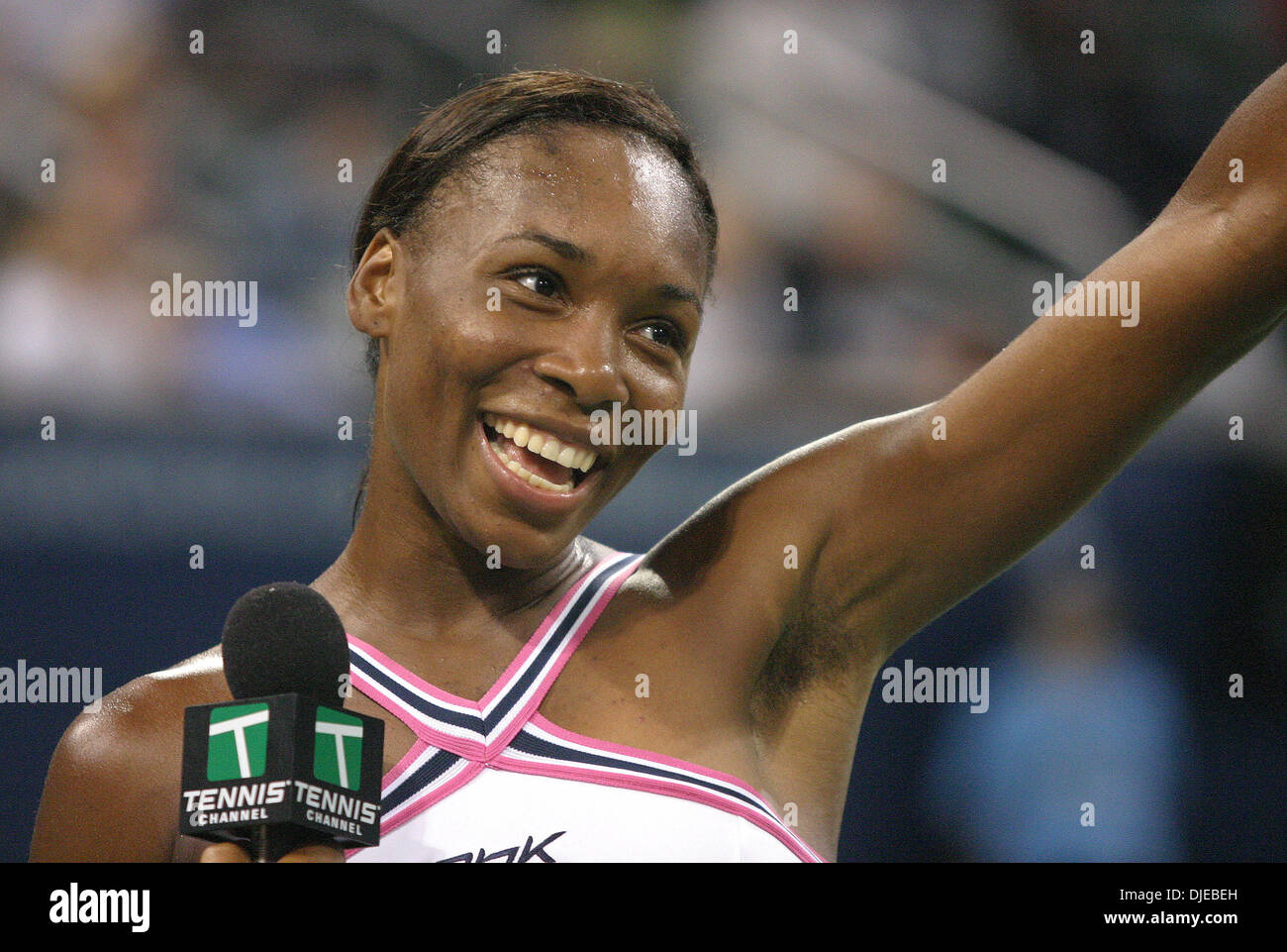 Jul 22, 2004; Los Angeles, CA, USA; VENUS WILLIAMS waves to the crowd after defeating Elena Likhovtseva (Russia) 6-1, 6-1 in the JP Morgan Chase Open 2004 at the Home Depot Center in Carson. Stock Photo