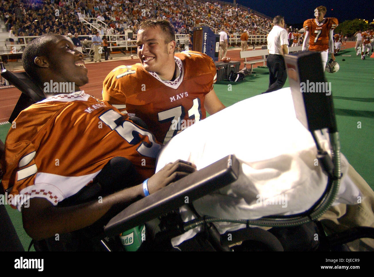 pix David Edwards Football Texas https www alamy com aug 26 2004 san antonio tx usa david edwards 5left talks with teammate image63012301 html