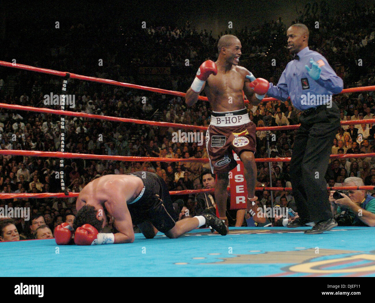 Sep 18, 2004; Las Vegas, NV, USA; BERNARD HOPKINS (C) defeats 