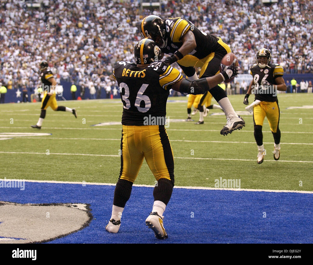 Oct 18 04 Dallas Tx Usa Cowboys Eric Ogbogu Tries To Put Down Steelers Quarterback Ben Rothelisberger In The Fourth Quarter During Sunday Action At Exas Stadium Stock Photo Alamy