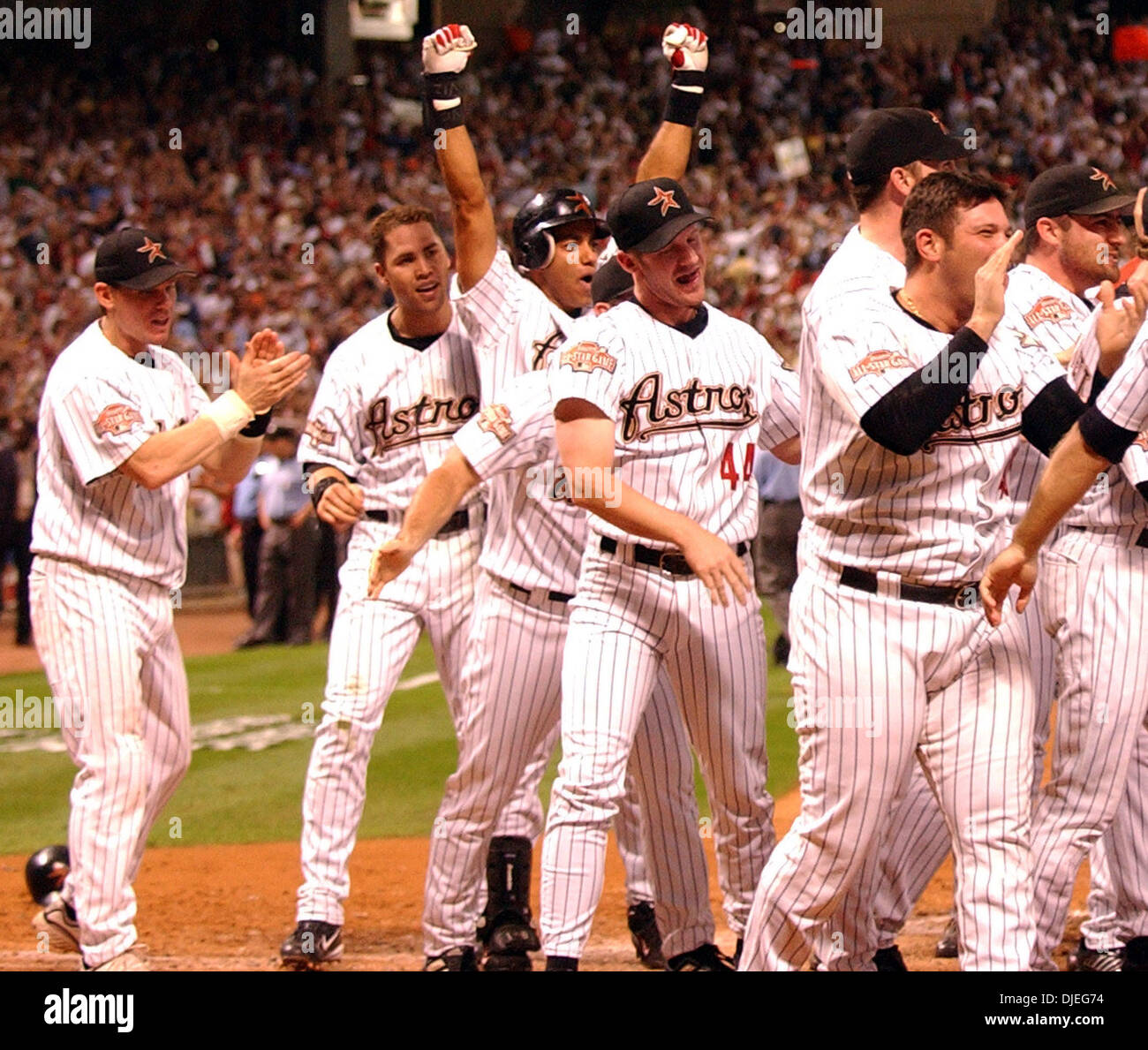 Oct 18, 2004; Houston, TX, USA; Houston Astros JEFF KENT throws to first in  the bottom of the 8th inning at Minute Maid Park Stock Photo - Alamy