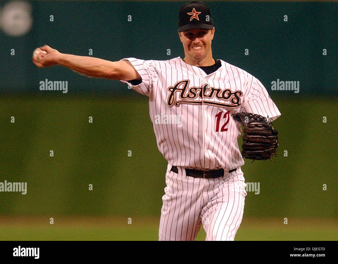 Oct 18, 2004; Houston, TX, USA; Houston Astros JEFF KENT throws to first in  the bottom of the 8th inning at Minute Maid Park Stock Photo - Alamy