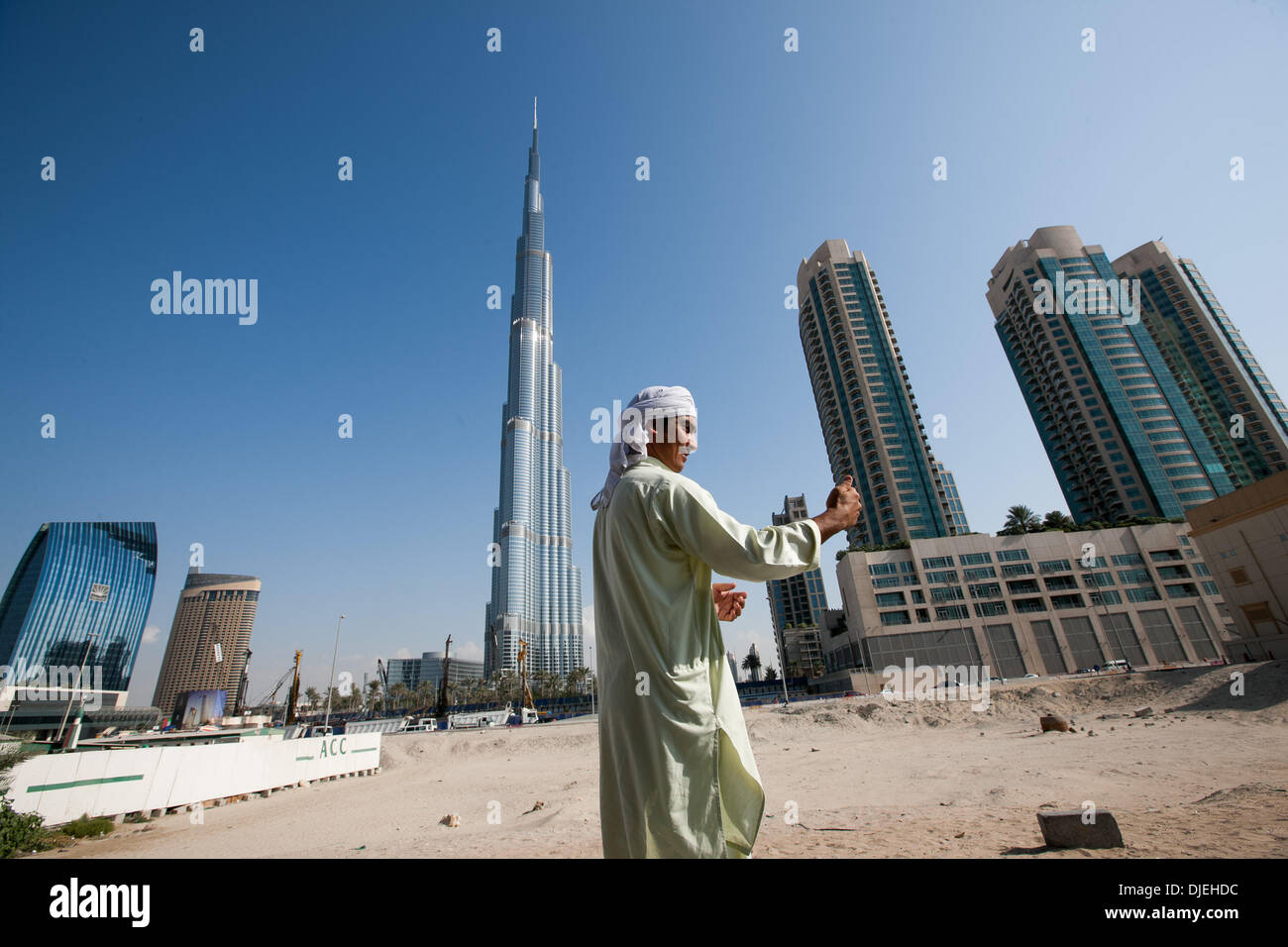 Летают ли в дубай сейчас. Арабы строят самый высокий. Дубай 27. Сколько времени в Дубае. Время в Дубае.