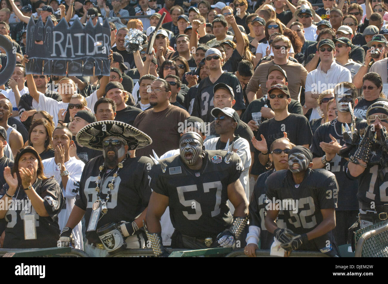 Oakland raiders fans hi-res stock photography and images - Alamy