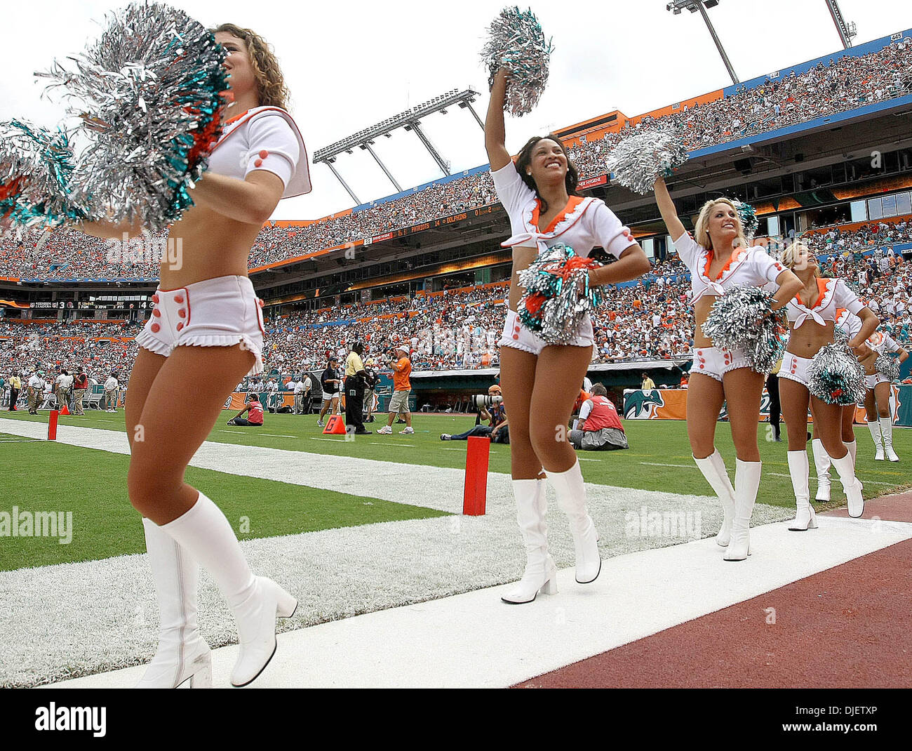 Oct 21, 2007 - Miami Gardens, Florida, USA - Dolphins cheerleaders during the fins game against the New England Patriots Sunday at Dolphin Stadium. New England defeated the Dolphins 49-28. (Credit Image: © Bill Ingram/Palm Beach Post/ZUMA Press) RESTRICTIONS: USA Tabloid RIGHTS OUT! Stock Photo