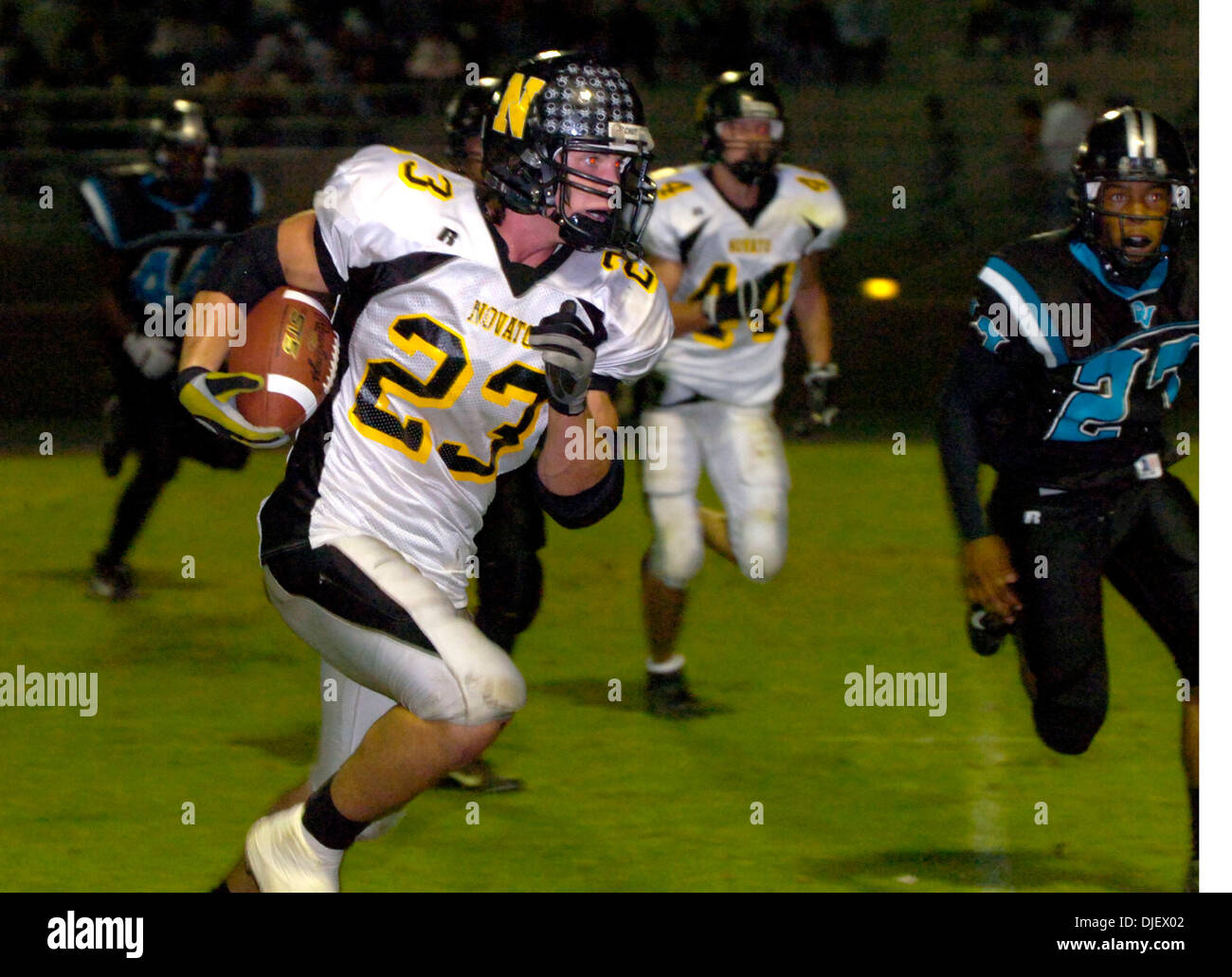 Novato Hornets running back Logan Edwards (23) runs around the right end to score a touchdown and tie the score 7-7 in the first quarter versus the Deer Valley Wolverines in a prep boys football game at Deer Valley High in Antioch, Calif., on Friday, November 2, 2007. (Eddie Ledesma/Contra Costa Times/ZUMA Press) Stock Photo