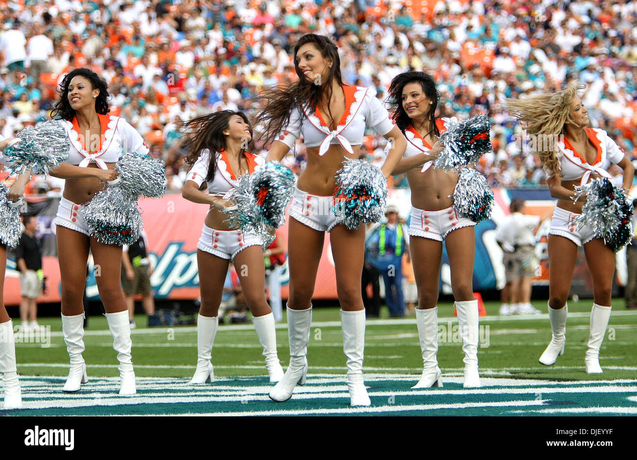 Nov 11, 2007 - Miami Gardens, Florida, USA - Miami Dolphins cheerleaders in action during the Dolphins game against the Buffalo Bills Sunday at Dolphin stadium.   (Credit Image: © Bill Ingram/Palm Beach Post/ZUMA Press) RESTRICTIONS: USA Tabloid RIGHTS OUT! Stock Photo