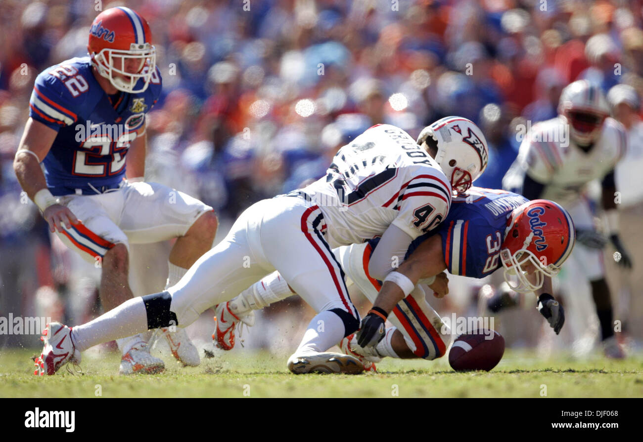 Nov 17, 2007 - Gainsville, Florida, USA - Gators QB TIM TEBOW throws a  touchdown pass to tightend AARON HERNANDEZ in the third quarter. (Credit  Image: © Allen Eyestone/Palm Beach Post/ZUMA Press)