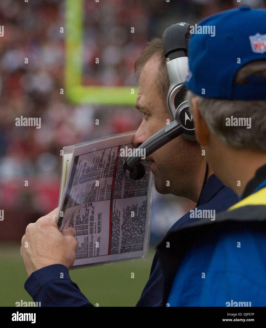 San Francisco 49ers head coach Mike Singletary, left, smiles during 49ers  NFL football mini-camp at 49ers headquarters in Santa Clara, Calif.,  Friday, June 5, 2009. (AP Photo/Paul Sakuma Stock Photo - Alamy