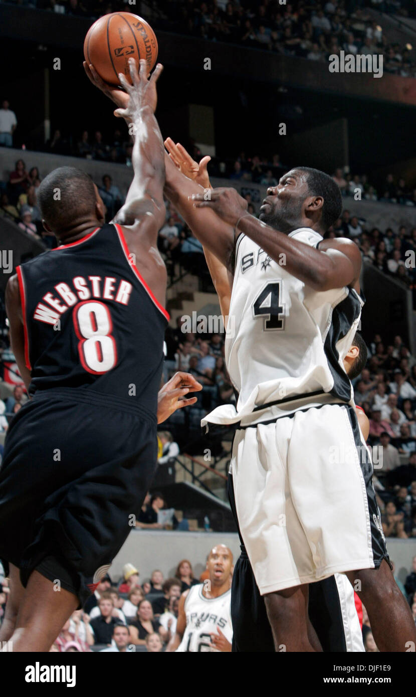Dec 02, 2007 - San Antonio, Texas, USA - The San Antonio Spurs' MICHAEL FINLEY shoots Sunday afternoon Dec. 2, 2007 at the AT&T Center in San Antonio over the Portland Trail Blazers' MARTELL WEBSTER during the second half of the Spurs' 100-79 win over the Blazers. (Credit Image: © William Luther/San Antonio Express-News/ZUMA Press) RESTRICTIONS: * San Antonio, Seattle Newspapers an Stock Photo