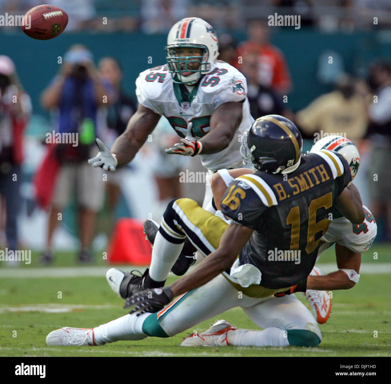 Miami Dolphins linebacker Joey Porter (55) stands on sideline during the  first quarter of a football game Sunday, Oct. 7, 2007 in Houston. (AP  Photo/David J. Phillip Stock Photo - Alamy