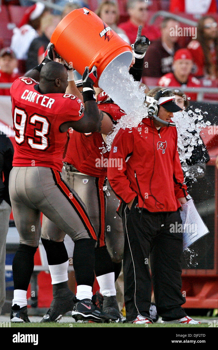 PHOTO # 3 ]  ..12 16 2007 - TAMPA - Bucs defensive linemen Kevin Carter (93) and Chris Hovan (95) drop a Gatorade bath on Bucs head coach Jon Gruden at the 2-minute warning to celebrate as Tampa Bay defeated the Falcons 37-3 to clinch the NFC South division championship...BRIAN CASSELLA | Times..NFL FOOTBALL - Tampa Bay Buccaneers vs Atlanta Falcons at Raymond James Stadium on Sund Stock Photo